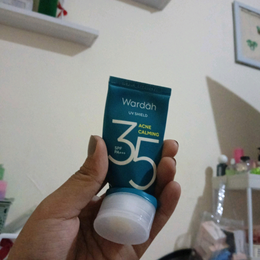 UV Shield Acne Calming Sunscreen Serum SPF 50 PA++++ imgfdn-0ec1b6cd-1c1e-46c4-a520-dfbfffd53600