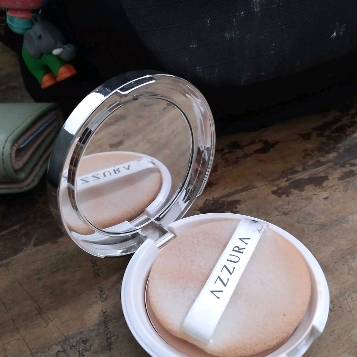 Compact Powder - Natural imgfdn-95692737-24c0-44d0-bf47-38bcb6da6c3b