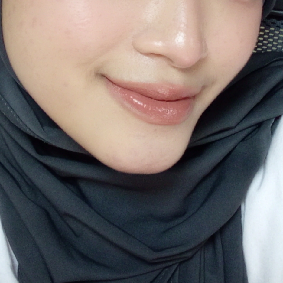 Glasting Liquid Lip - 14 Latte Lacquer imgfdn-f71d652f-7f14-40f6-9ac9-b2b0bcc90878