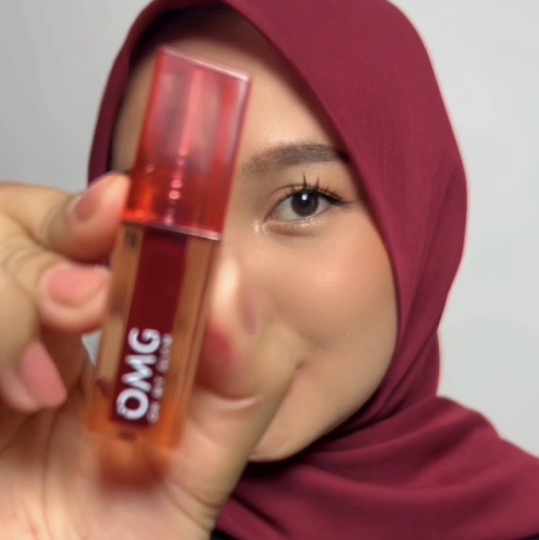 Glassy Lip Tint - 04 Burgundy imgfdn-296a3ac8-3e8d-44eb-b6d9-0fc0547531e4