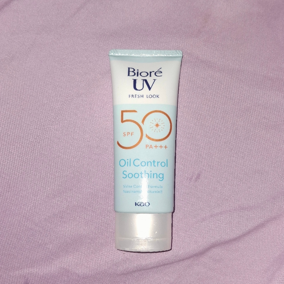 UV Fresh Look Oil Control Soothing SPF50 imgfdn-081577db-d064-49ca-8c6c-7b1f8a8bbe30