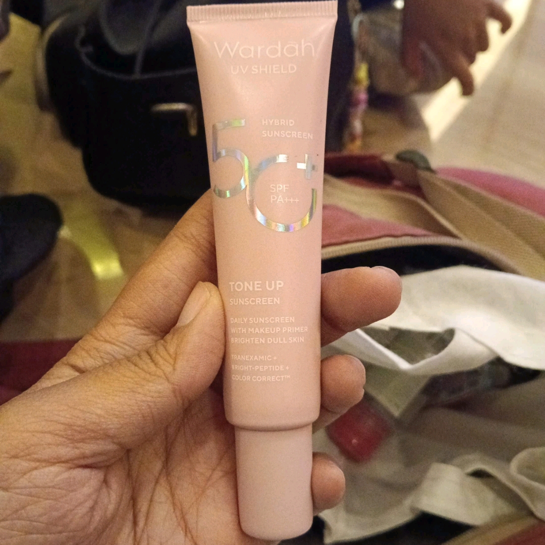 UV Shield Tone Up Sunscreen imgfdn-c8cf08f7-978e-4660-a0f1-967c8219d0d5