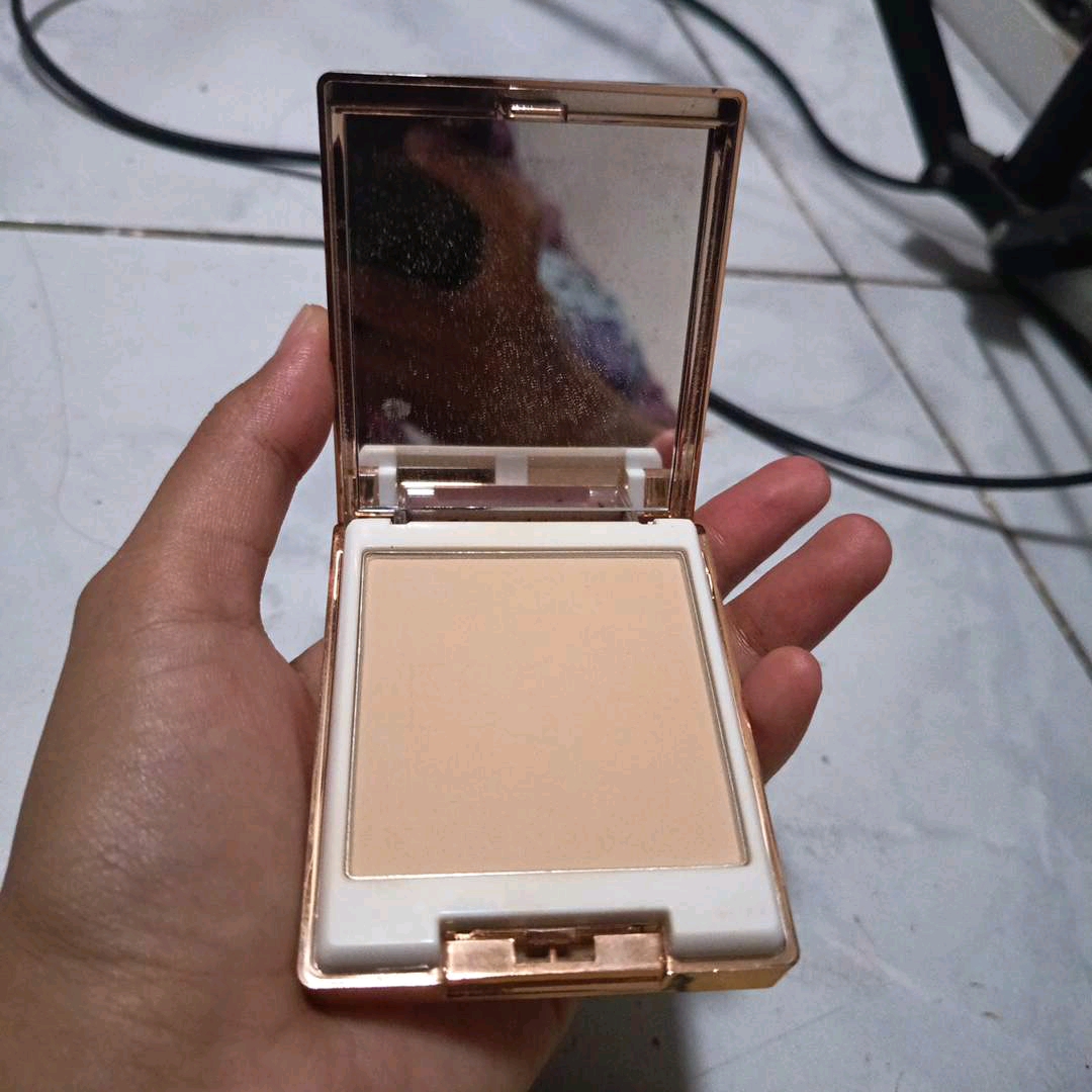 Flawless Powder Foundation - Custard imgfdn-2984fd91-b6e6-4e63-8d03-eba04064a201