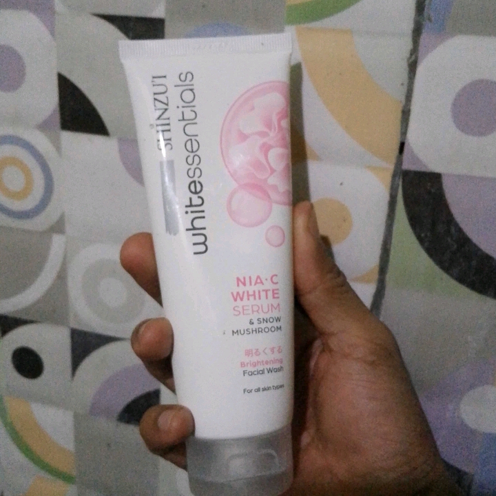 WHITEssentials Facial Wash imgfdn-5ccc13d3-44cf-4d69-a16c-fad8d64993f2