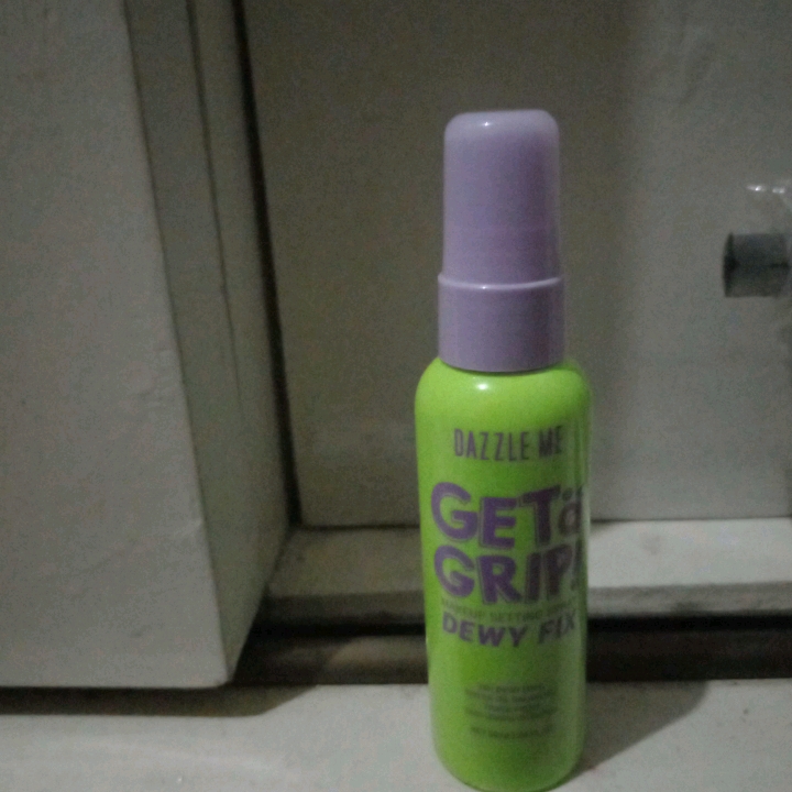 Get a Grip! Makeup Setting Spray Dewy Fix imgfdn-f9b0fff7-5ddc-4048-8780-0fdd01b39165