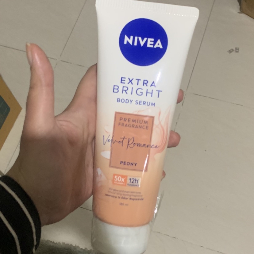 Extra Bright Velvet Romance Premium Fragrance Body Serum imgfdn-a3a94677-b846-4137-abf0-0ba05ae13d5e