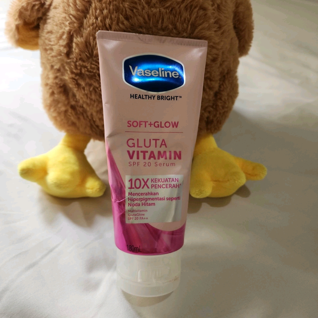 Soft Glow Gluta Vitamin SPF 20 Body Serum - Reformulation in August 2023 imgfdn-9b9f5c01-069a-43c4-9e18-661027a0f080