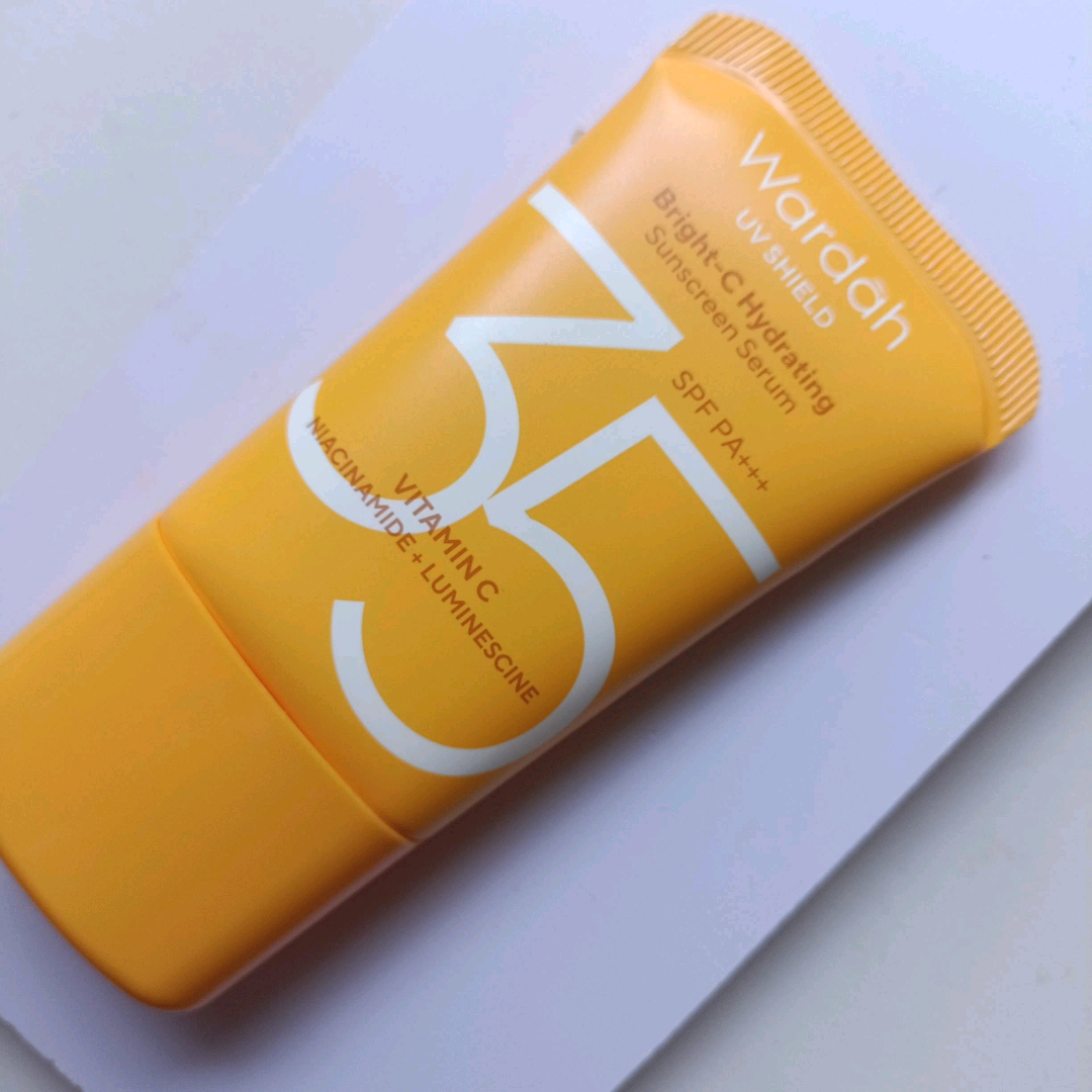 UV Shield Essential Sunscreen Gel SPF 35 PA +++ - New Formula and Look in 2025 imgfdn-f7c65085-cb23-4b2a-81a3-c185b6b6f6a7