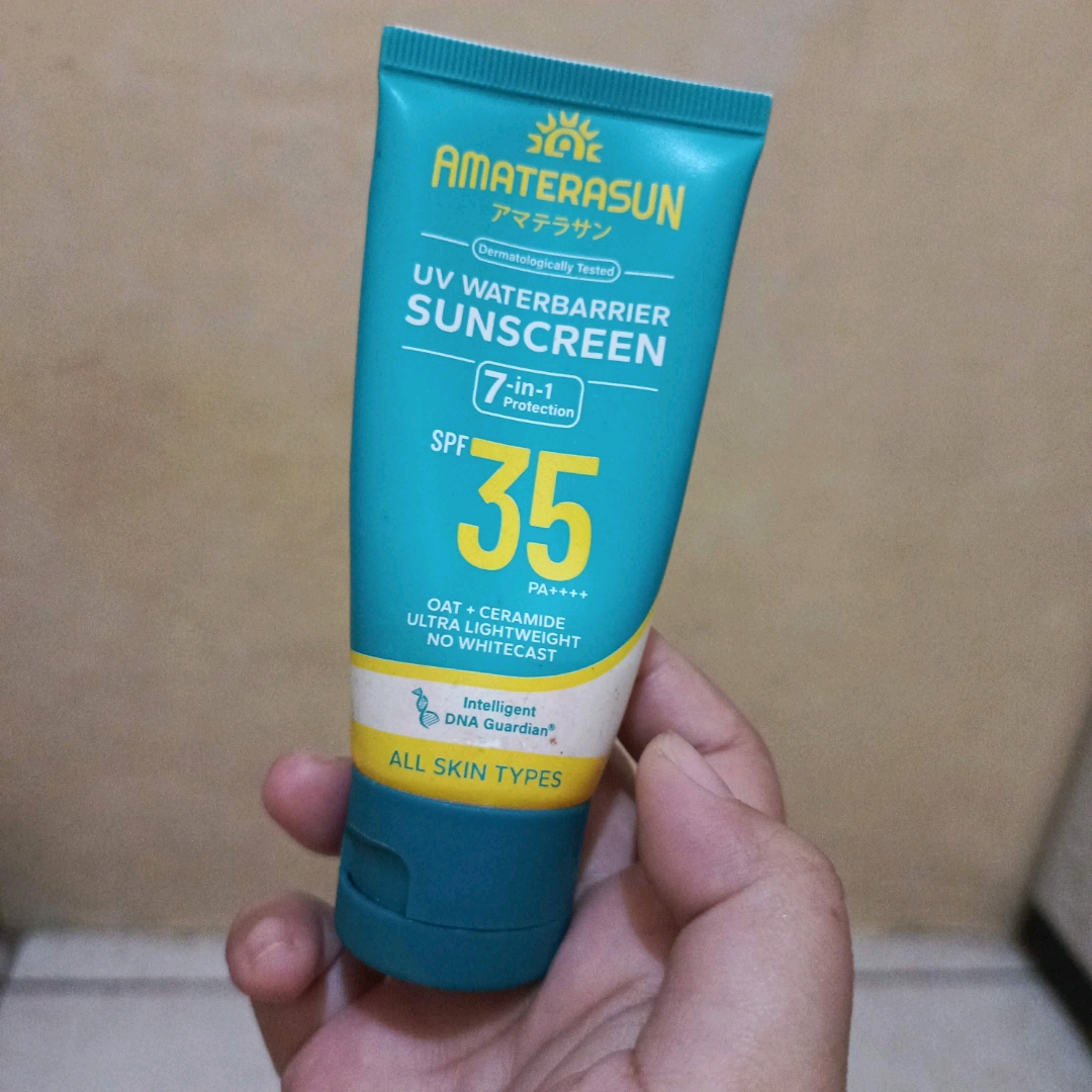 UV WaterBarrier Sunscreen SPF 35 PA++++ imgfdn-c9306338-7e69-422d-93f4-4ecbb316b9a4