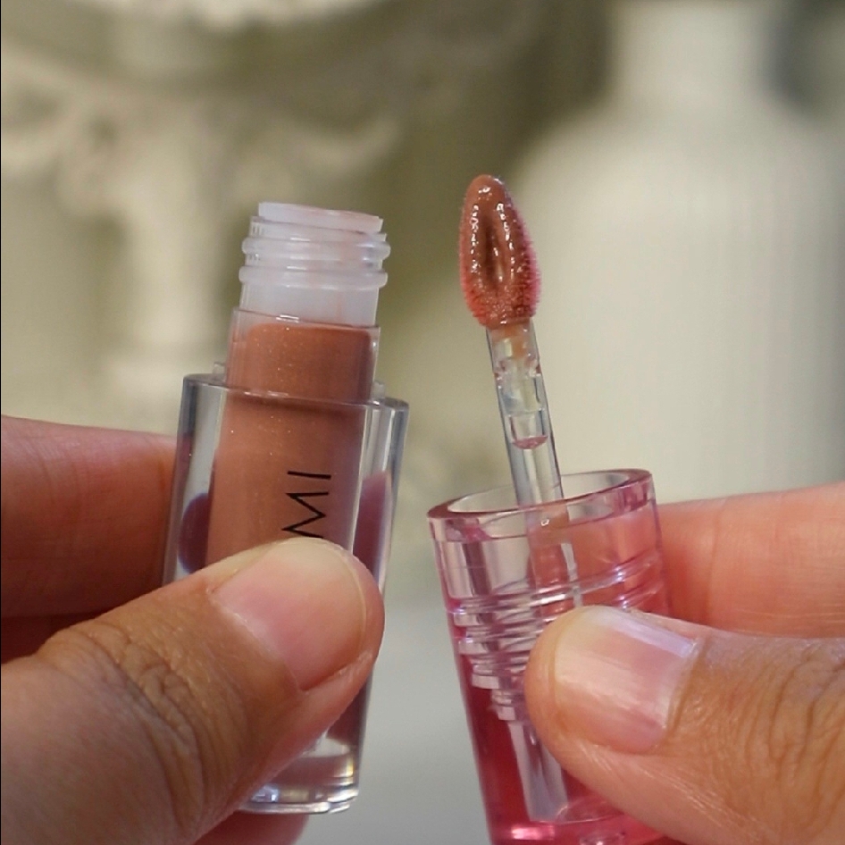 Dream Shine Lip Gloss - Amber  imgfdn-56f413c2-a350-4f8e-8930-e33917b35201