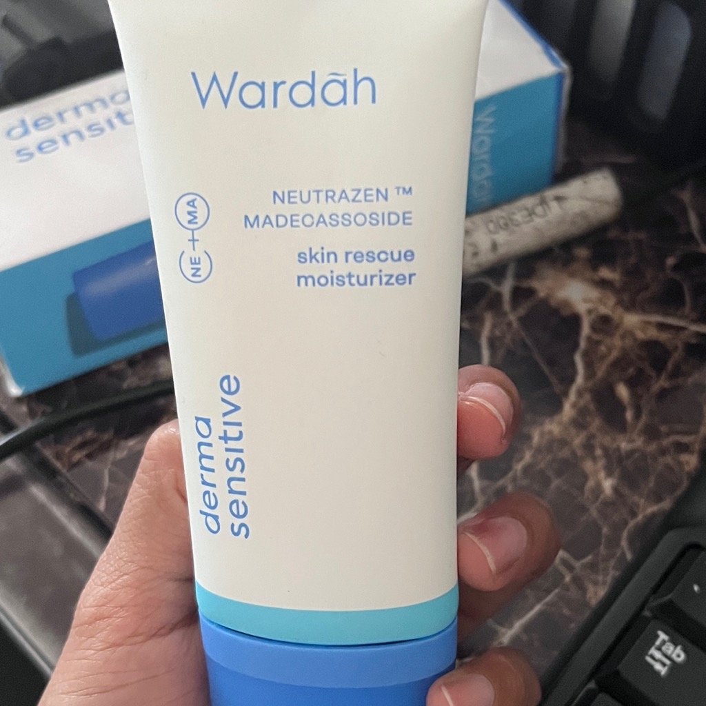 Derma Sensitive Skin Rescue Moisturizer imgfdn-f7b221ab-ef52-4b4f-adaa-df7ff1092e93