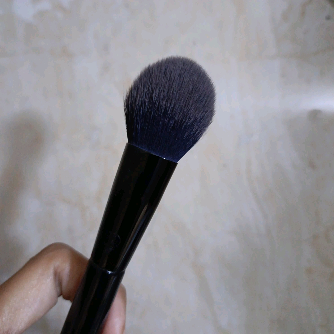338 Round Powder Brush 2.0 imgfdn-77c263cc-178b-4567-b4f2-8c3a5a3378d9