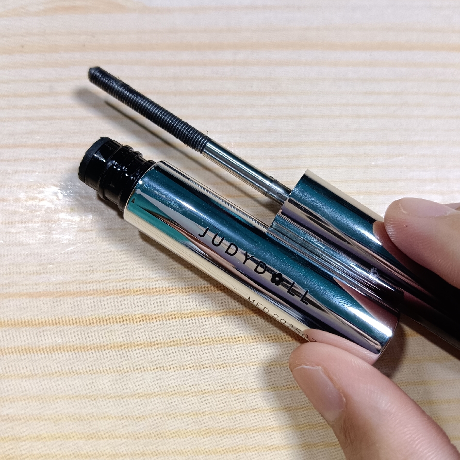 Iron Mascara imgfdn-321b54b1-4e27-4153-a47a-39f832f708bd