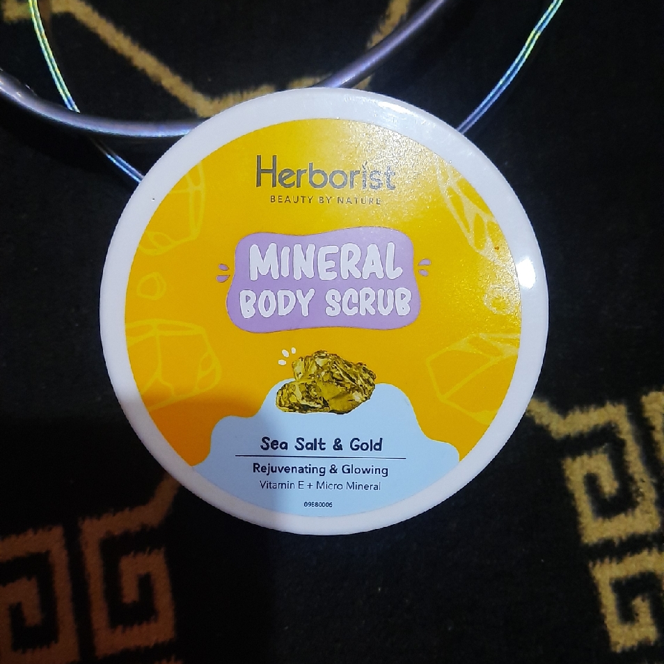 Mineral Body Scrub - Sea Salt  & Gold imgfdn-d04d0d24-b6cb-488f-8da2-da3744fee95e