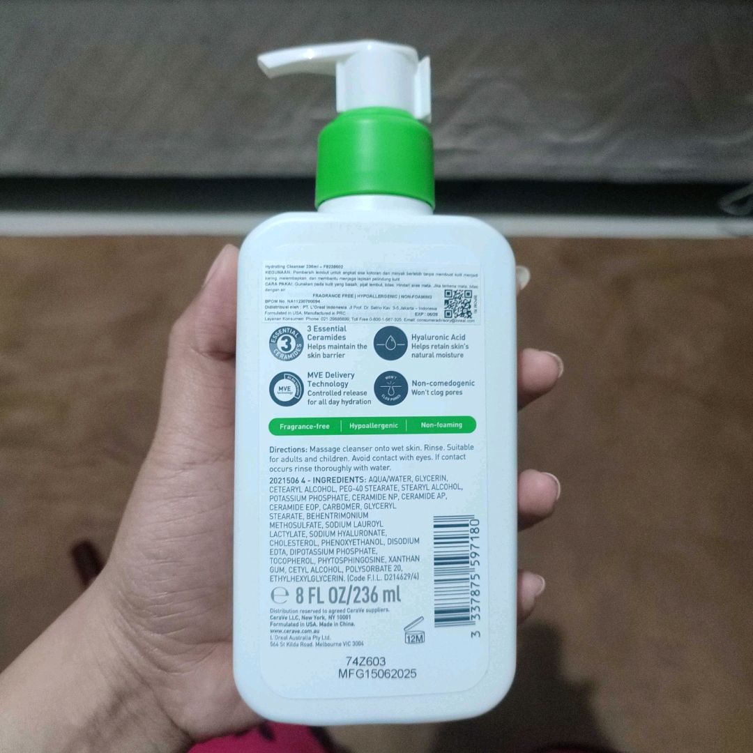 Hydrating Cream To Foam Cleanser imgfdn-0cde2937-0fbc-475d-9282-69f725a8299f