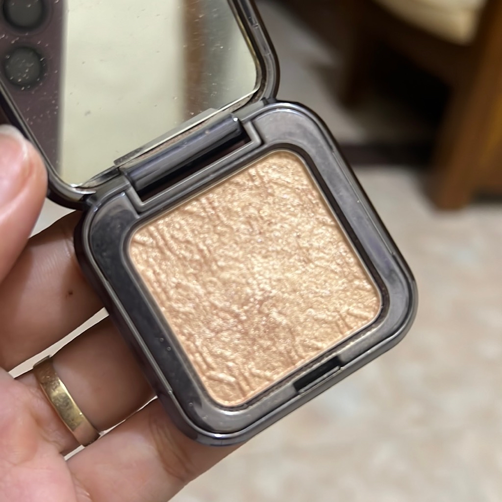 Iconic Glow Highlighter - Champagne Quartz imgfdn-ea7bd760-c6fd-49f3-9efd-2102a8f90645