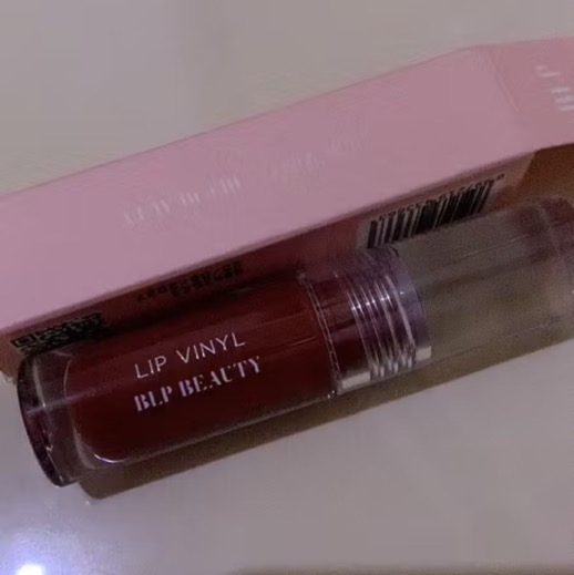 Lip Vinyl - Glass imgfdn-6fae1e01-0628-4d95-b530-45b710c4d09e