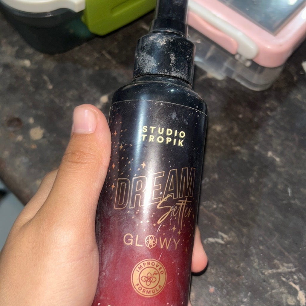 DreamSetter Glowy: Make-up Setting Spray with Pollution Protection imgfdn-e7040cef-c097-48eb-a715-9acbcc6ff6df