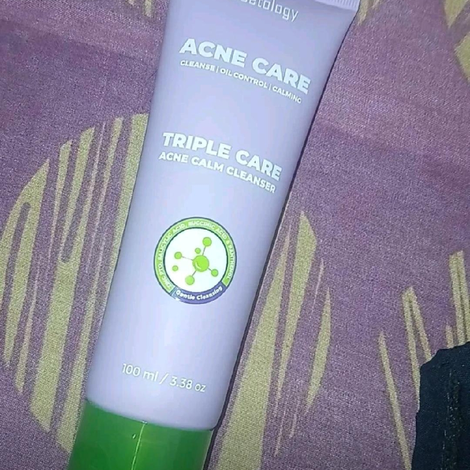 Triple Care Acne Calm Cleanser imgfdn-f788742a-e18b-4719-8708-7b95b1dcd92e