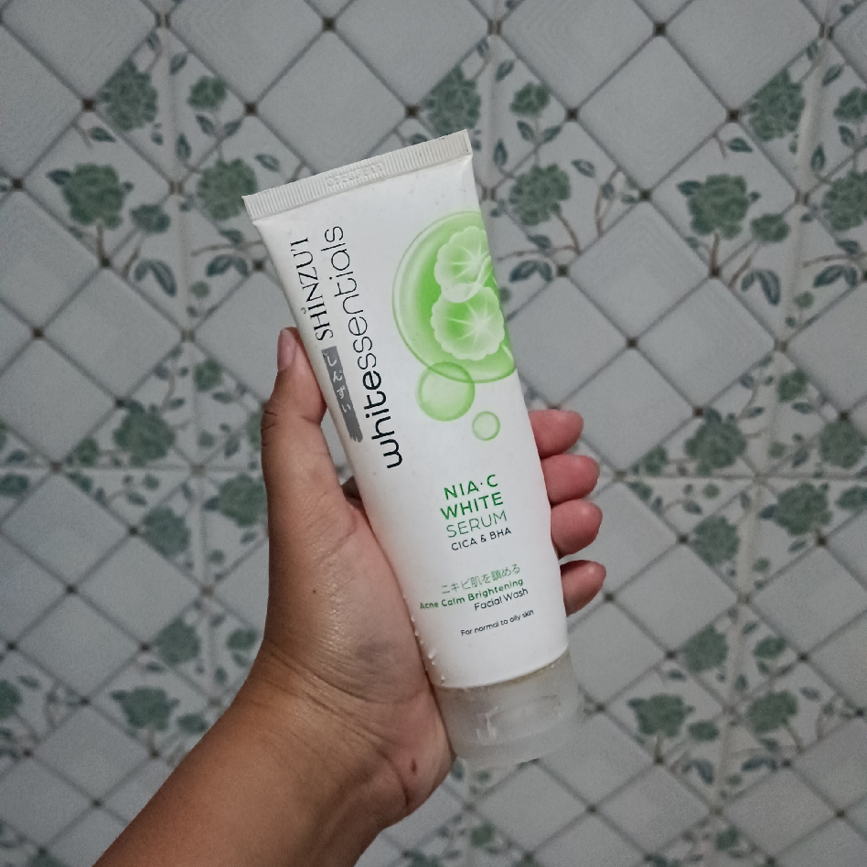 WHITEssentials Acne Calm Brightening Facial Wash CICA imgfdn-61c51180-c7d3-4ca8-815b-efa9d891cefa