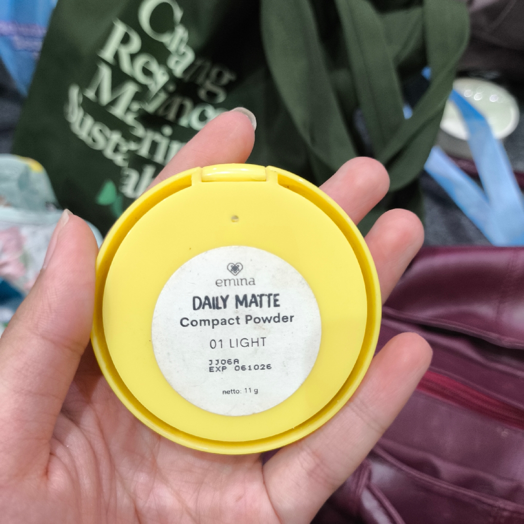 Daily Matte Compact Powder - 01 Light imgfdn-540433cd-1dd7-42f8-9d4d-80301146f28e