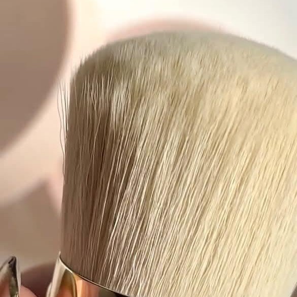 The Signature Retractable Brushes - Kabuki imgfdn-b4bcf2b8-404f-42e7-b7fd-de7dd572e517