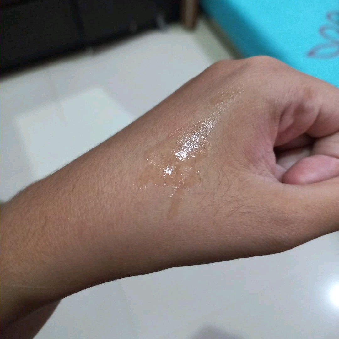 Whitening and Moisturizing Serum imgfdn-5c1e51d5-3b3a-44e9-babe-5ed24a982678