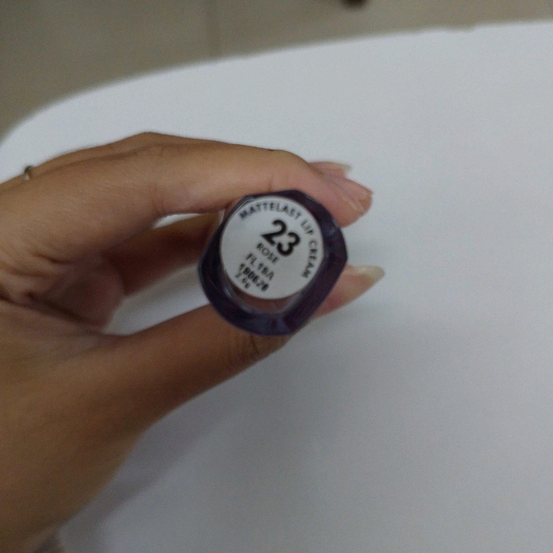 Oh My Glam Mattelast Lip Cream - 23 Rose  imgfdn-c36e8451-8da8-46a4-a3a7-f23c2c95b492