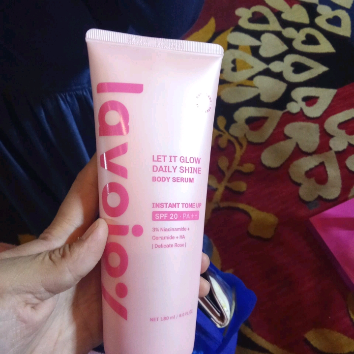 Let It Glow Daily Shine Body Serum Instant Tone Up SPF 20 PA++ imgfdn-d4dd8b11-e98f-4f6b-ab1f-b0efdb9cd4e1