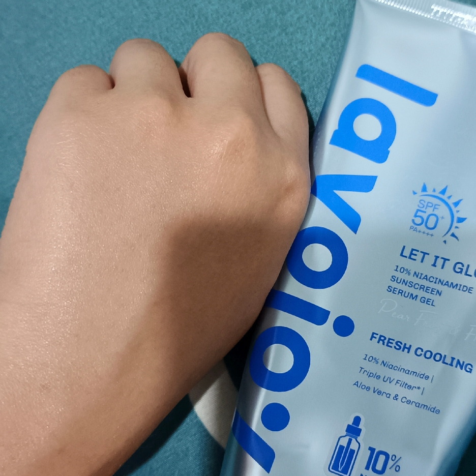 Let It Glow 10% Niacinamide Sunscreen Serum Gel SPF 50+ PA++++ Pear Frost & Freesia imgfdn-ed5904eb-c899-4d59-afc7-23e32c12f632