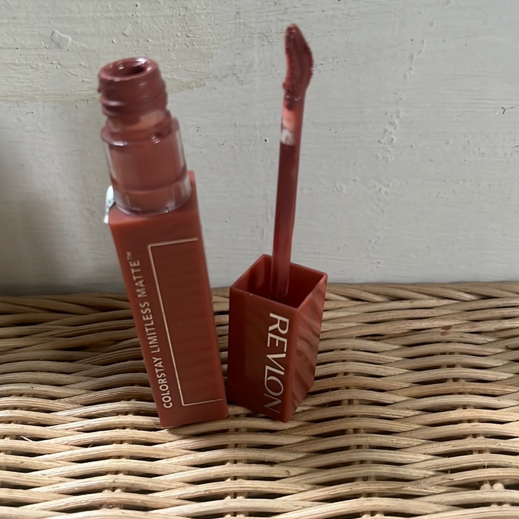 Colorstay Limitless Matte - 002 Poster Child imgfdn-a6377a71-0727-4d64-92f4-8b96f2c39c63