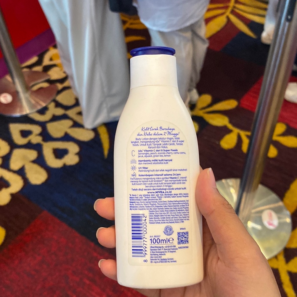 Extra White Instant Glow Lotion imgfdn-09f3a7ed-dd2d-447a-b39a-0657684f2024