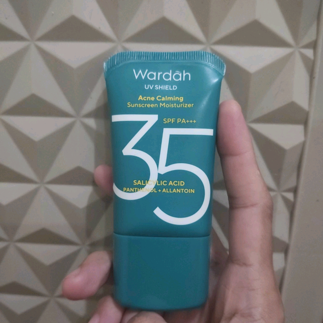 UV Shield Acne Calming Sunscreen Moisturizer SPF 35 PA+++ imgfdn-624c8e2b-77e4-4b4a-b0b1-1e9d81924357