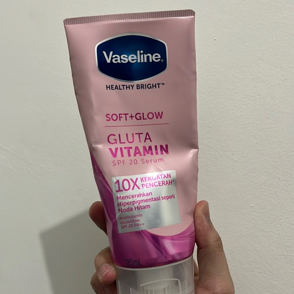 Soft Glow Gluta Vitamin SPF 20 Body Serum - Reformulation in August 2023 imgfdn-824f857d-43bb-4077-946b-8b7c834ab732