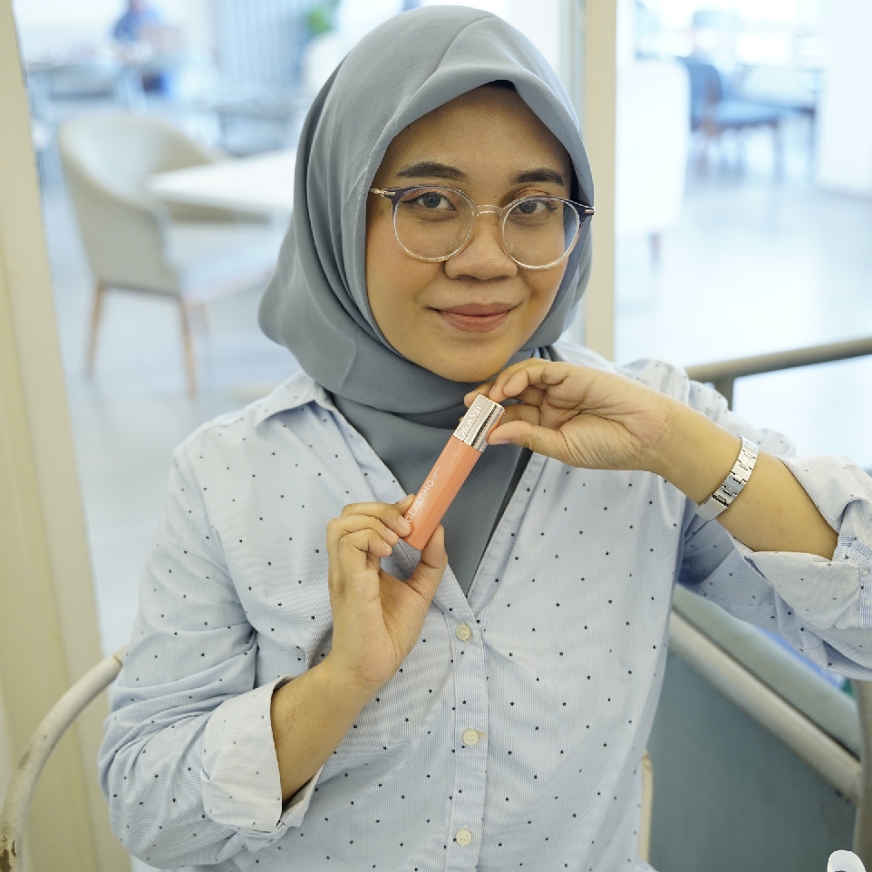 Glasting Liquid Lip - 01 Caramel Coat imgfdn-b9539fb7-e19d-4b36-94b2-ef21e43bc645