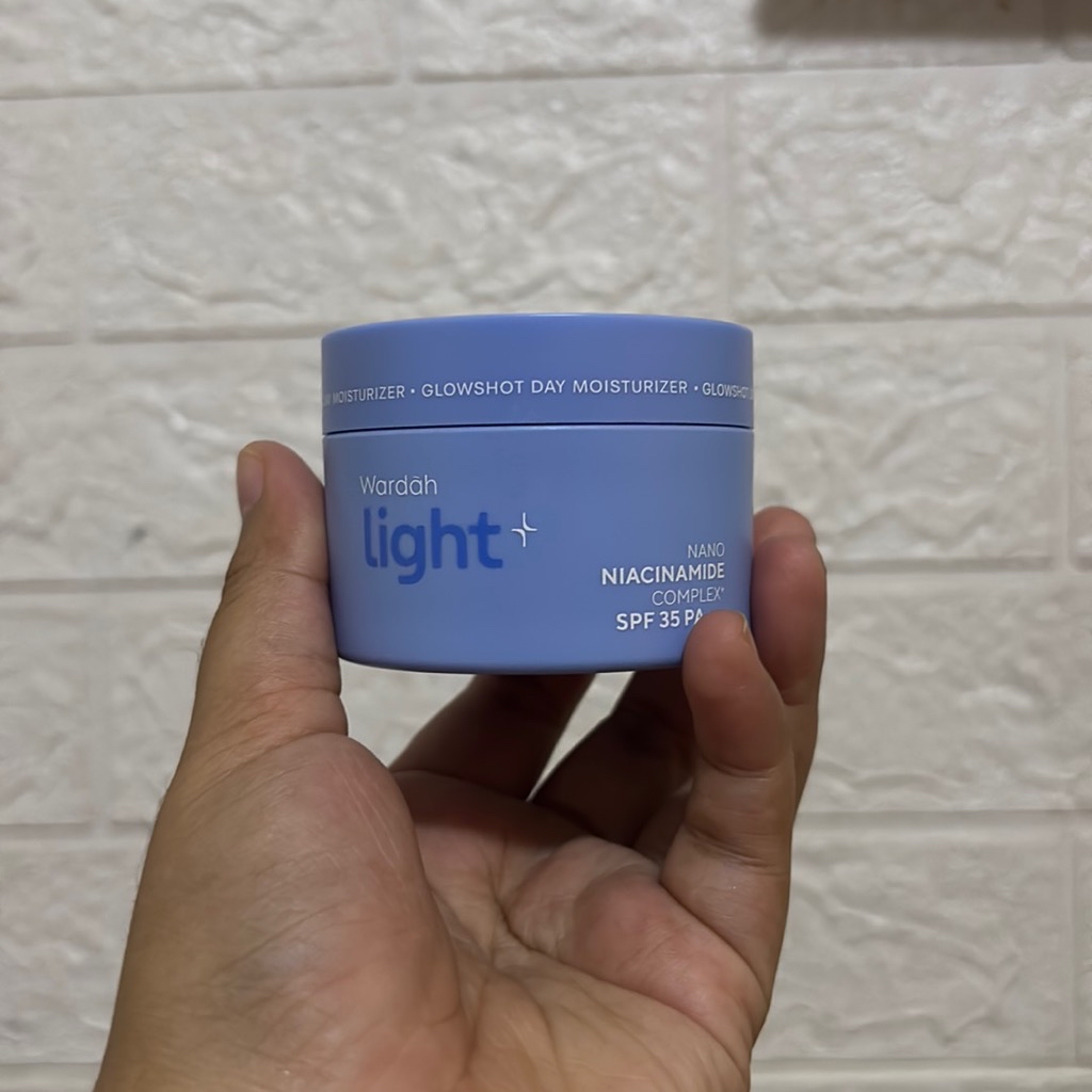 Glowshot Day Moisturizer imgfdn-429d9efc-f04f-4dae-a550-6badd3ea8b1a