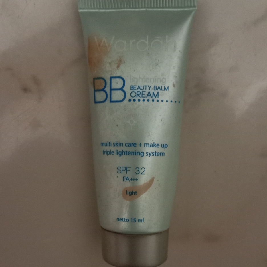Lightening BB Cream - Light imgfdn-63ab9eaa-a59d-4468-afa4-2024cd807069