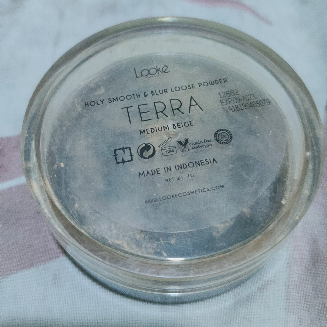 Holy Smooth and Blur Loose Powder - Terra imgfdn-3d2e8f91-9128-41e1-b0e4-13b9de69c4bd