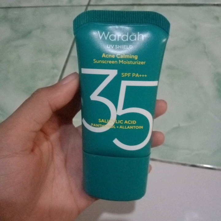 UV Shield Acne Calming Sunscreen Moisturizer SPF 35 PA+++ imgfdn-2a814e4c-c4fb-4333-a2b1-1dd1dc6a809e