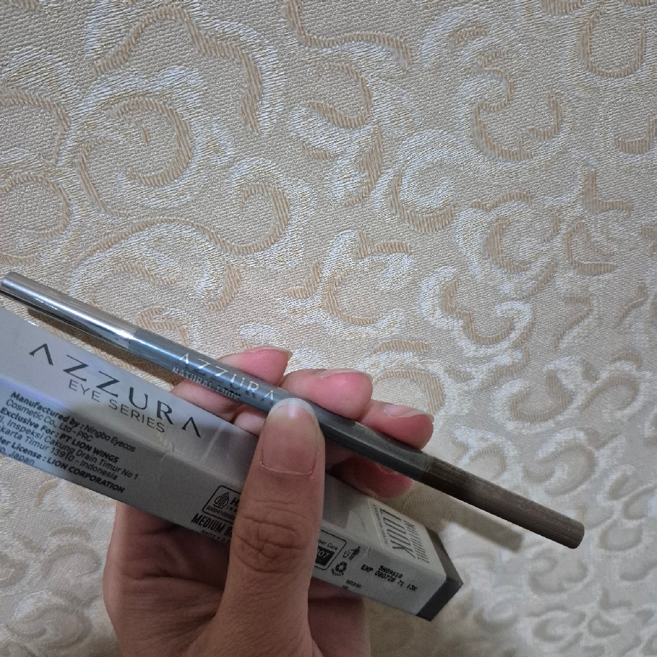 Natural Look Eyebrow Matic - Medium Brown imgfdn-98c03b91-129a-4210-b67d-e7497924eaa3