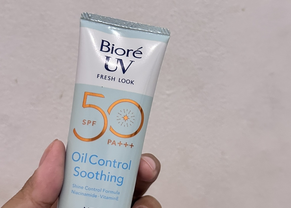 UV Fresh Look Oil Control Soothing SPF50 imgfdn-0ee788ad-37ad-4074-97c0-ca52d489813c