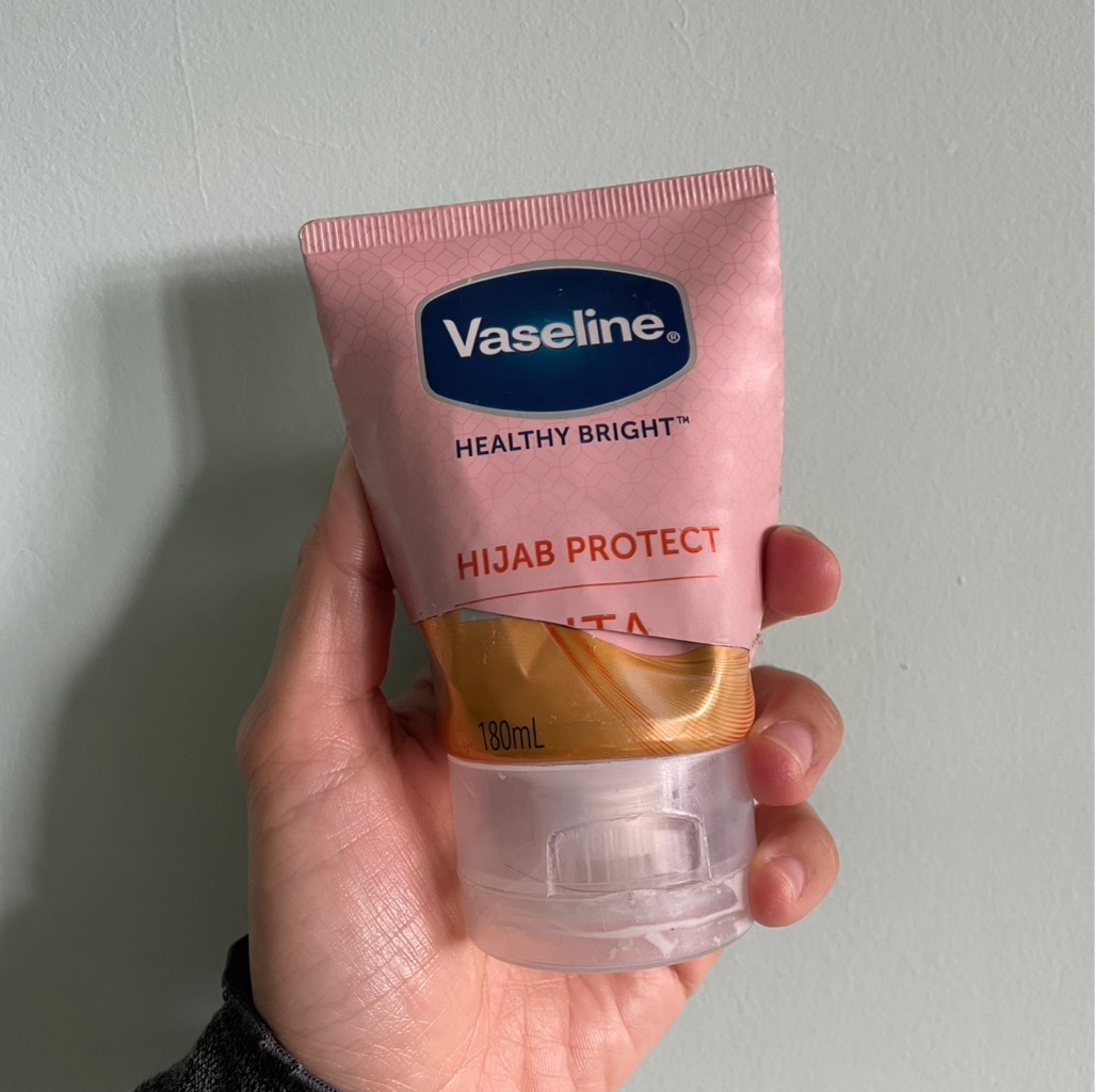 Hijab Protect Gluta Vitamin SPF 20 Body Serum - Reformulation in August 2023 imgfdn-da9cb2d5-a141-43a2-958e-28056867944e