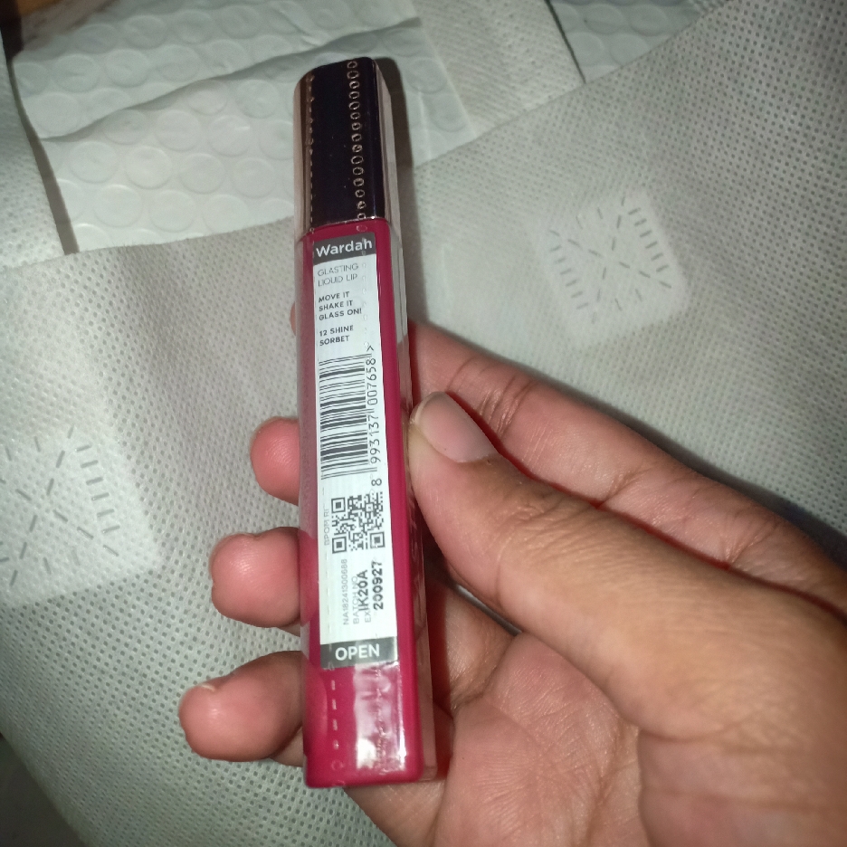 Glasting Liquid Lip - 12 Shine Sorbet imgfdn-08452f68-c92e-4d32-a0e0-d7050714651c