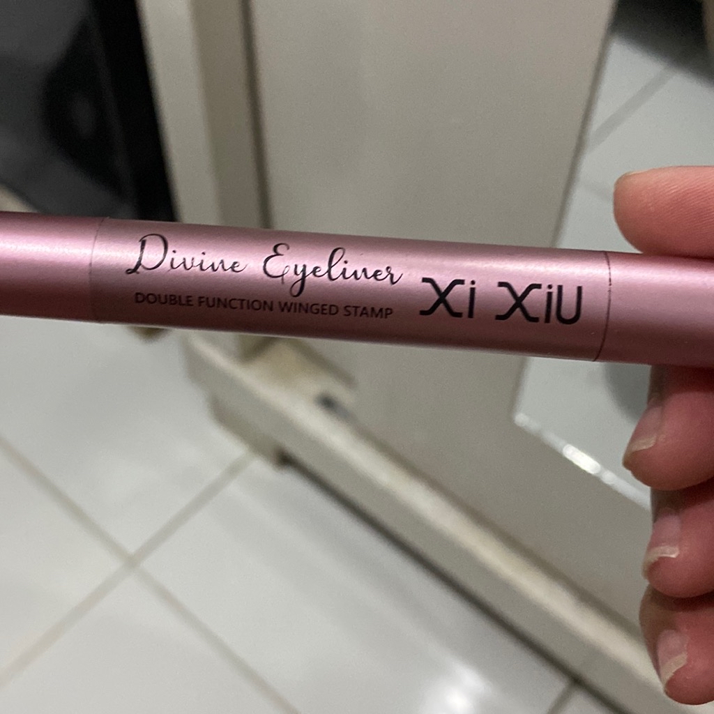 Divine Liquid Eyeliner Pen Waterproof - Black imgfdn-f4ee7ea3-35d8-47fc-b9a7-c981517427bb