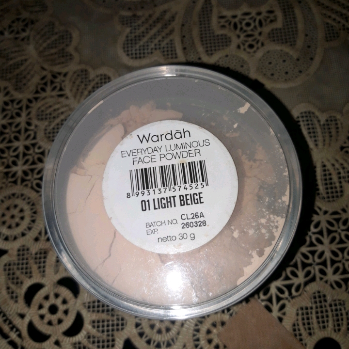 Everyday Luminous Face Powder - 01 Light Beige imgfdn-16d15e2e-c2f3-4e50-b725-ecdf5c990b13