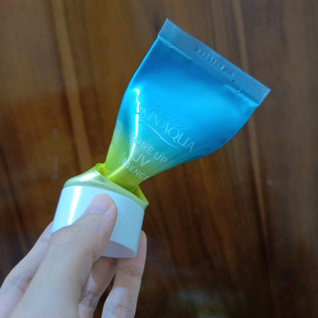 Tone Up UV Essence - Mint Green imgfdn-f76a63a7-d565-4115-b7aa-49b914da3772