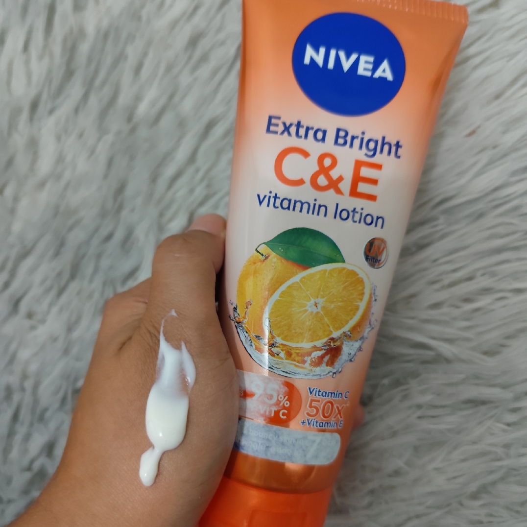 Extra Bright C&E Vitamin Lotion imgfdn-339d9c31-faea-47b2-bed0-756b40f9bb33