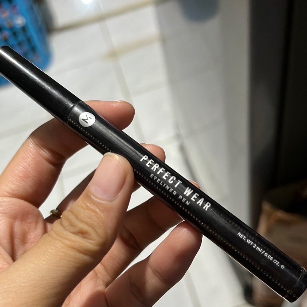 Perfect Wear Eyeliner Pen - Black imgfdn-f8b8beb4-8d83-4114-9c0c-1119aa4294a0