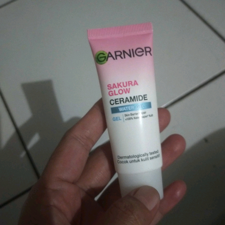 Sakura Glow Water Gel Moisturizer imgfdn-d66e96b2-4cf9-4375-9a5c-e00976bc5501