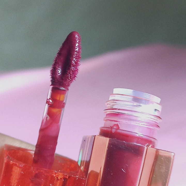 Glassy Lip Tint - 04 Burgundy imgfdn-d570f600-a88f-4c91-a4a9-52739da0fc21